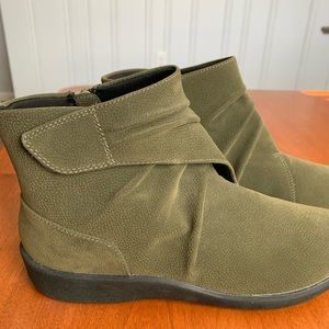 Clark Cloudstepper Women Olive Green Ankle Boot Size 8.5M Lightweight Wedge Heel